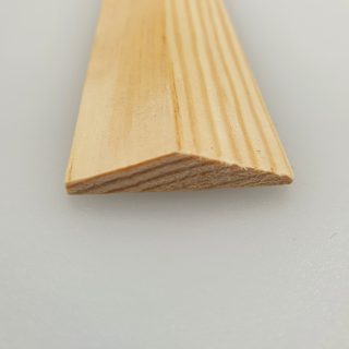   Gyalult borovi fenyő barkácsléc - kalapléc/pipaléc - 20x20x2000 mm - Extra göcsmentes 1. osztály
